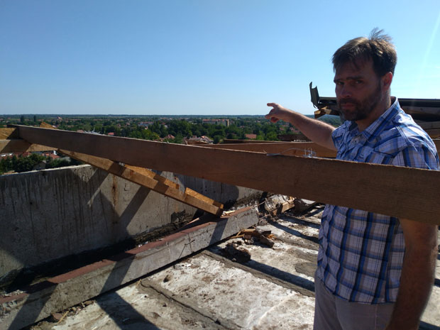 Киша лије, а зграда без крова